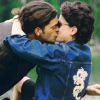 O casal Nando (Eduardo Moscovis) e Milena (Carolina Ferraz) trocaram vários beijos calientes ao som de 'Beija Eu', de Marisa Monte, na novela 'Por Amor' (1997) de Manoel Carlos
