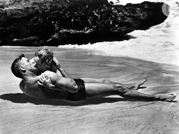 O beijo na praia protagonizado por Burt Lancaster e Deborah Kerr no filme 'A um passo da eternidade' (1953) se tornou um símbolo do beijo cinematográfico