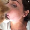 'Eca!', exclamou uma fã ao ver o vídeo em que Deborah Secco aparece recebendo lambidas na boca por seu cachorrinho