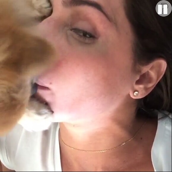 'Eca!', exclamou uma fã ao ver o vídeo em que Deborah Secco aparece recebendo lambidas na boca por seu cachorrinho