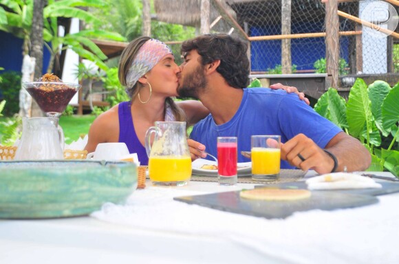 Deborah Secco e o namorado, Hugo Rocha, já foram flagrados trocando beijos carinhos em público