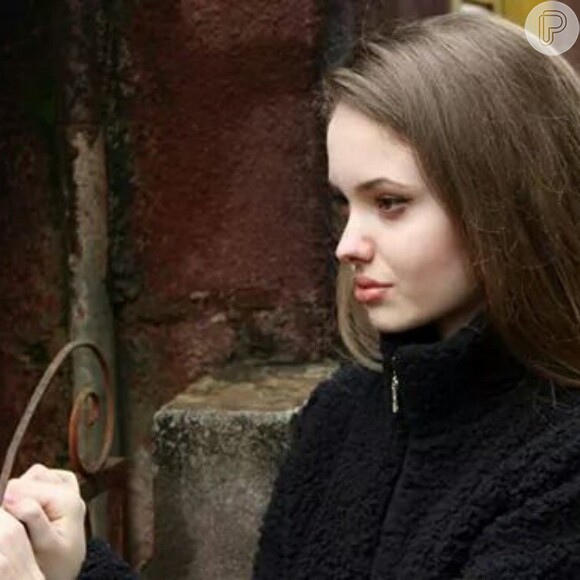 Monique Bourscheid, de 13 anos, impressiona pela semelhança com Angelina Jolie