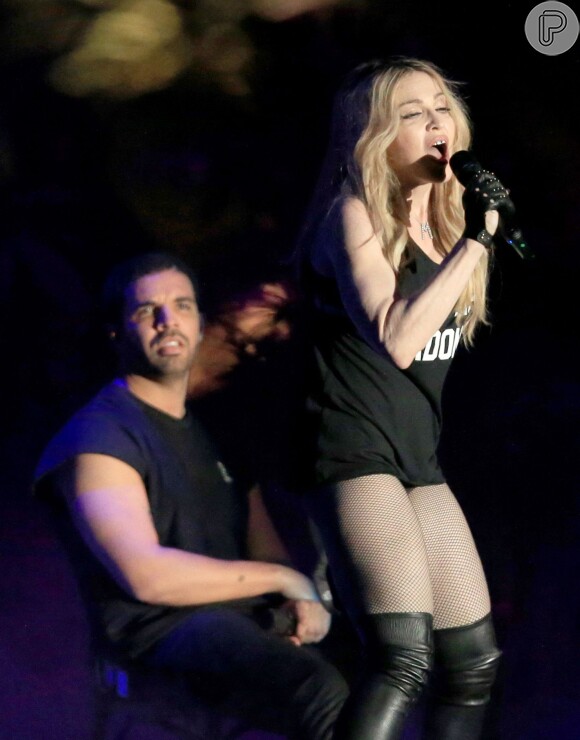 Madonna usou o seu Instagram para comentar o beijo que deu em Drake: 'Não precisa de legenda. A melhor noite! Tão grande quanto Madonna. Eu sou Madonna'