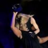 Desavisado, Drake quase cai da cadeira ao receber beijo surpresa de Madonna