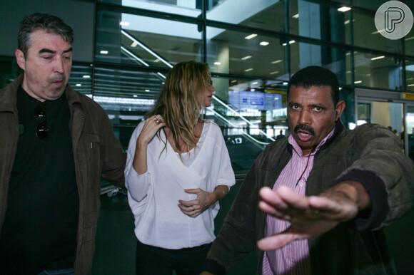 Gisele Bündchen foi escoltada por seguranças ao desembarcar no Brasil