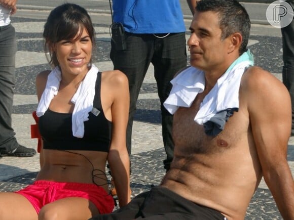 Marcos Pasquim exibiu a barriga sarada ao lado de Carla Salle durante as gravações da novela 'Babilônia'