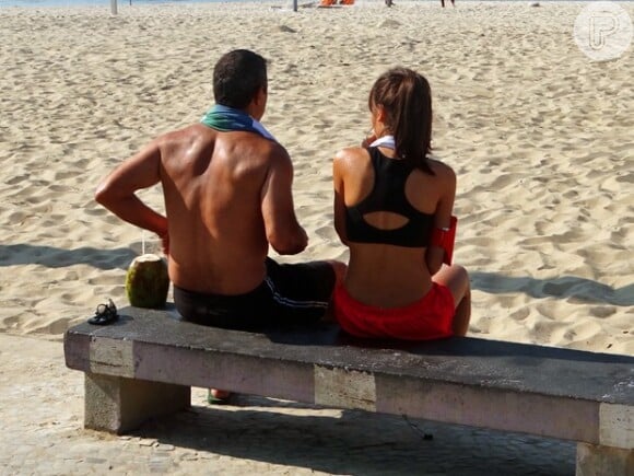 Marcos Pasquim e Carla Salle gravam cenas de 'Babilônia' na praia do Leme, no Rio de Janeiro