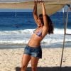 Camila Pitanga gravou cenas de 'Babilônia' na praia e exibiu o corpo sequinho