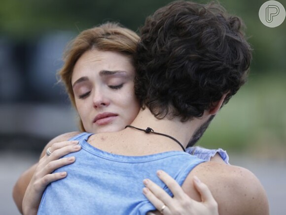 Júlia e Pedro se abraçam, em 'Sete Vidas'. A cena vai ao ar nesta terça-feira, 14 de abril de 2015