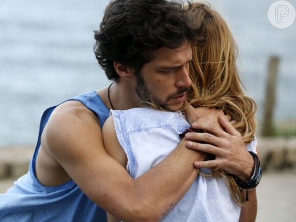 Júlia e Pedro se abraçam incrédulos diante da notícia de que não são irmãos, na novela 'Sete Vidas'