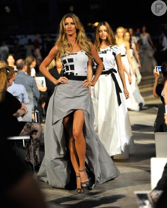 Em 2010, Gisele Bündchen mais uma vez roubou a cena. A modelo foi a estrela do Fashion's Night Out, em Nova York, nos Estados Unidos, meses após dar à luz seu primeiro filho, Benjamin