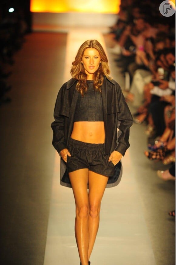 Em 2013, Gisele Bündchen também esteve no Brasil. A modelo mostrou a barriga sequinha meses após dar à luz sua segunda filha, Vivian