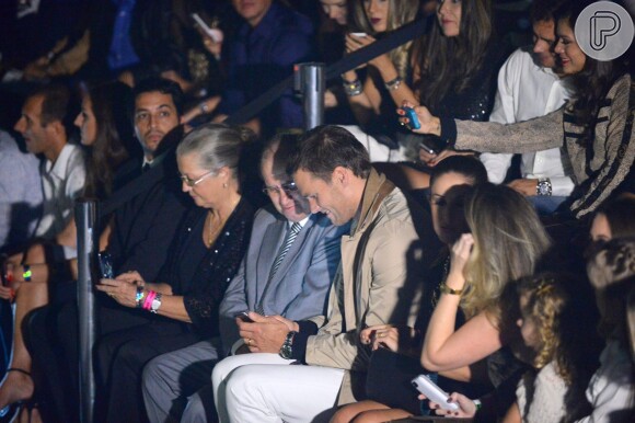 Na primeira fila, Tom Brady se sentou ao lado dos pais de Gisele Bündchen, Vania e Valdir, e das cinco irmãs da top, Raquel, Patricia, Rafaela, Graziela e Gabriela