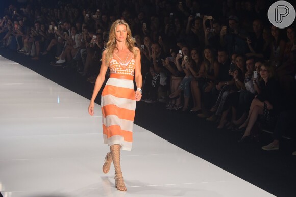 Gisele Bündchen desfila pela Colcci na SPFW e se despede das passarelas