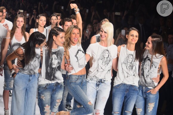 Gisele Bündchen desfila pela Colcci na SPFW e se despede das passarelas