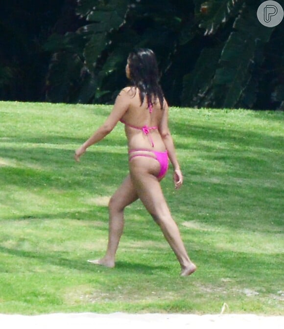 Selena Gomez chamou atenção ao usar um biquíni cor-de-rosa