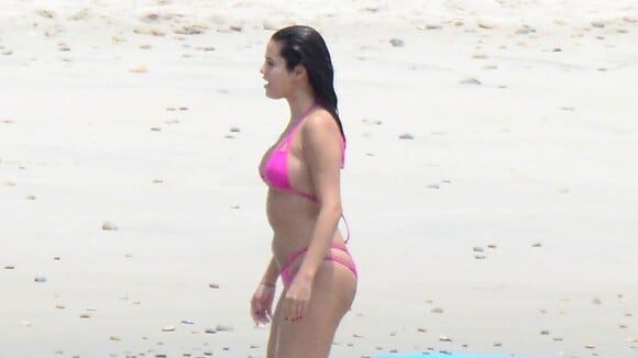 Selena Gomez mostra barriga saliente ao curtir praia no México. Veja fotos!