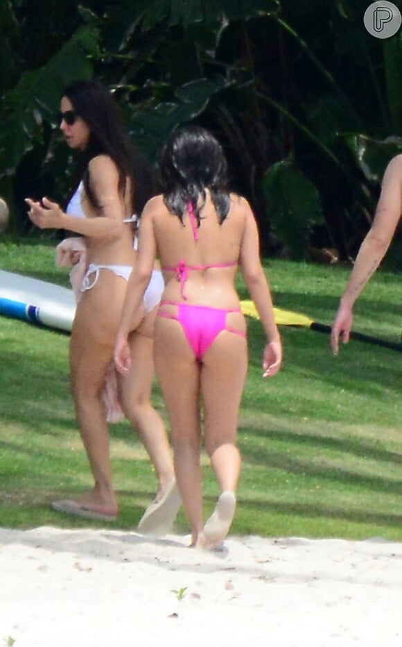 Selena Gomez foi fotografada em praia do México