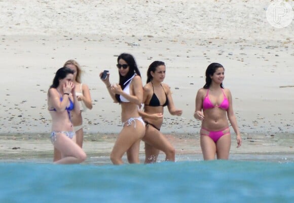 Selena Gomez brincou com amigas durante viagem a Puerto Vallarta, no México