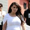 Kim Kardashian escolhe um vestido branco para ir a restaurante