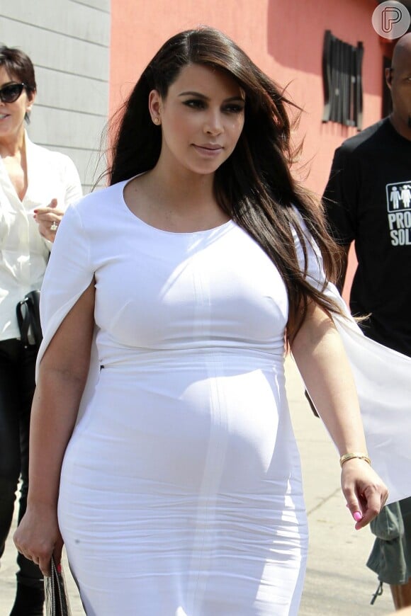 Kim Kardashian escolhe um vestido branco para ir a restaurante