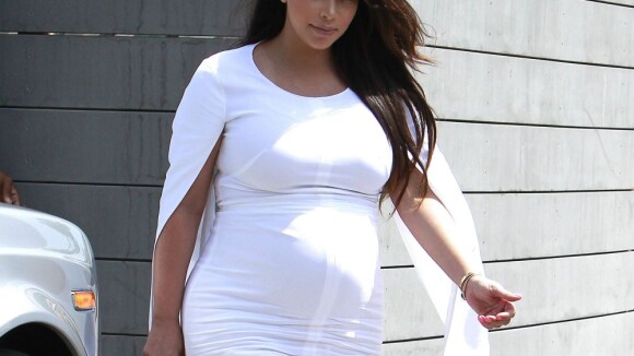 Kim Kardashian anda de salto alto mesmo com os pés inchados de gravidez