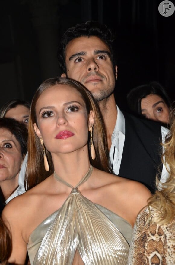 Paolla Oliveira estava acompanhada do namorado, o ator Joaquim Lopes, com quem assistiu ao clipe da novela exibido durante o evento