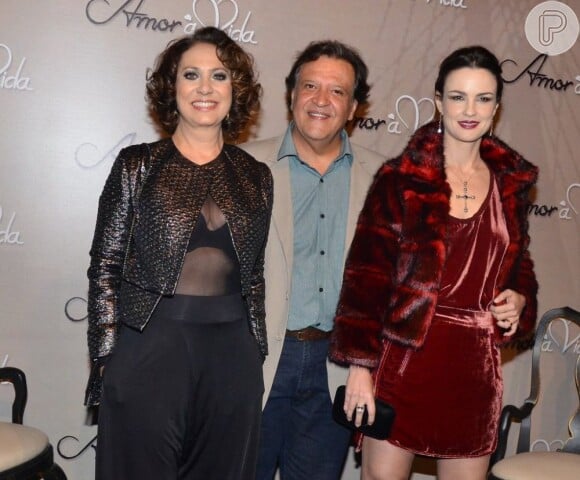 Eliane Giardini exibe barriga seca com look transparente ao lado dos colegas de elenco Luis Mello e Carolina Kasting