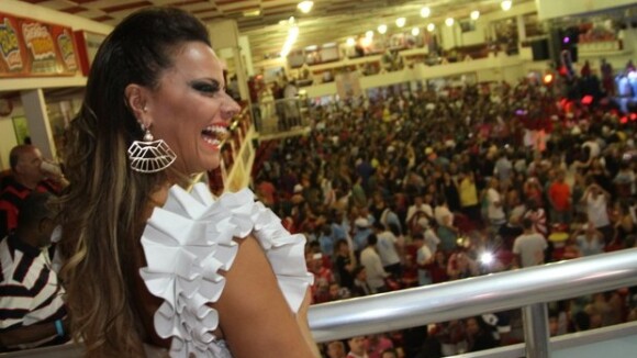 Com vestido justo, Viviane Araújo brilha na quadra do Salgueiro, no Rio