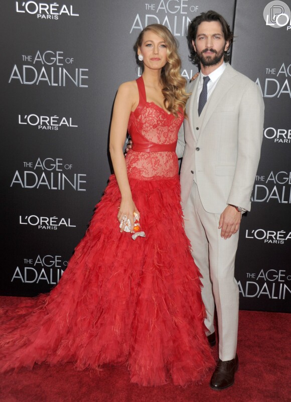 Blake Lively posa com Michiel Huisman, seu companheiro de cena em 'A Incrível História de Adaline'