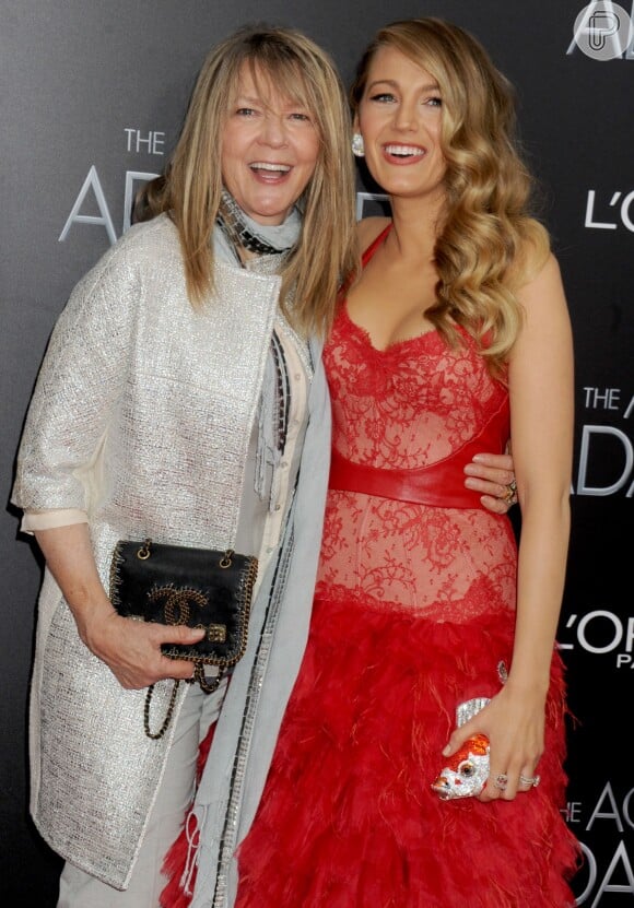 Blake Lively posa com a mãe na première de seu filme, 'A Incrível História de Adaline'