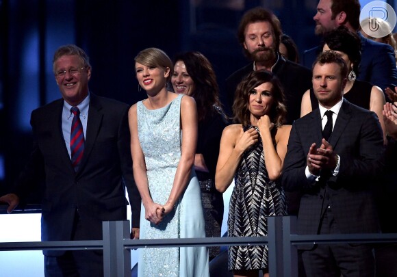 Mãe de Taylor Swift faz discurso emocionado ao entregar prêmio para a filha, em 19 de abril de 2015