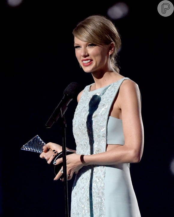 Mãe de Taylor Swift faz discurso emocionado ao entregar prêmio para a filha, em 19 de abril de 2015