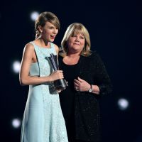 Mãe de Taylor Swift faz discurso emocionado ao entregar prêmio para a filha