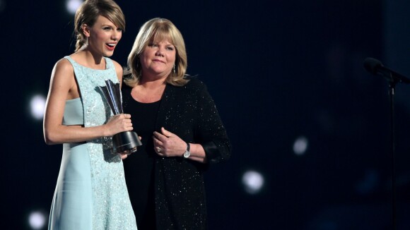 Mãe de Taylor Swift faz discurso emocionado ao entregar prêmio para a filha
