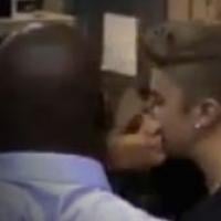 Justin Bieber e Selena Gomez se cumprimentam com beijo no rosto em premiação