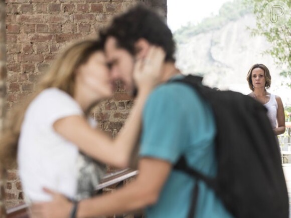 Durante um encontro, o casal se beija e é surpreendido por Marina (Vanessa Gerbelli)
