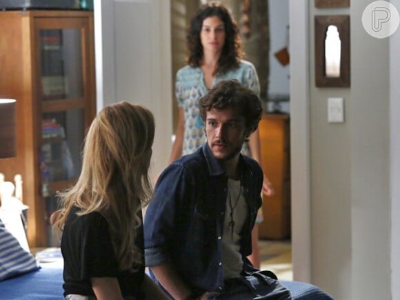 Taís (Maria Flor) chega de surpresa e encontra Pedro (Jayme Matarazzo) com Júlia (Isabelle Drummond) em seu quarto, em 'Sete Vidas'