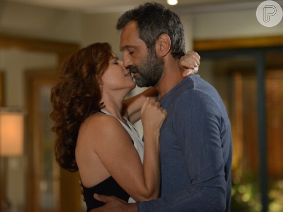 Lígia (Débora Bloch) e Miguel (Domingos Montagner) se beijam, em 'Sete Vidas'