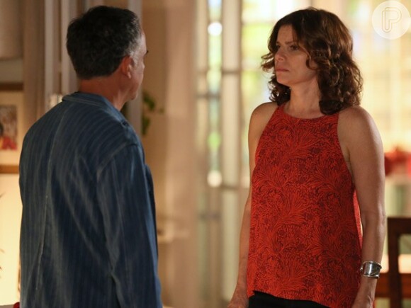Lígia (Débora Bloch) pede a separação a Vicente (Angelo Antonio) depois de ter beijad Miguel (Domingos Montagner), e sai de casa, em 'Sete Vidas'