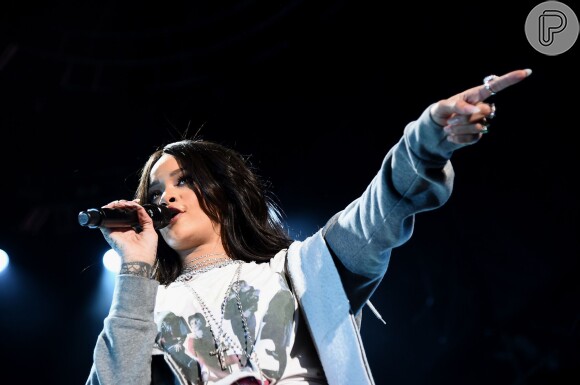 Rihanna lançou  a música 'American Oxygen', no March Madness Festival