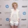 A atriz Julia Garner opta por conjunto todo branco no Festival de Cannes