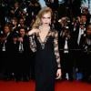 A modelo Cara Delenvigne usa decote com borda rendada no Festival de Cannes