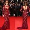A cantora Cheryl Cole usa decote na frente e nas costas do vestido rendado no Festival de Cannes 2013