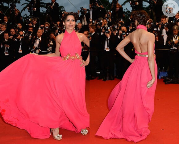 A atriz Freida Pinto exibe decote nas costas no Festival de Cannes