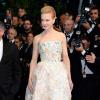 Nicole Kidman escolheu um vestido branco com estampa colorida para prestigiar o evento. A eterna musa de 'Moulin Rouge' ainda fez um coque no cabelo, o que deu toda uma sofisticação ao look