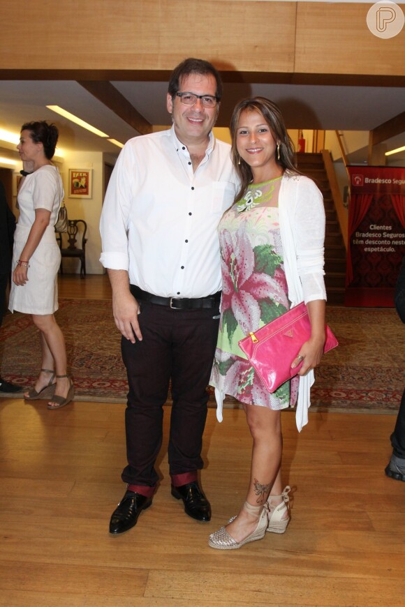 Mais magro, Leandro Hassum prestigia sessão de peça no Rio com a mulher, Karina, nesta segunda-feira, 20 de abril de 2015