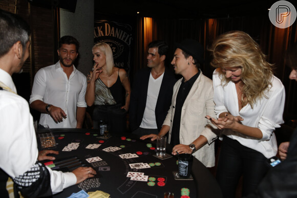 Klebber Toledo participa de jogo e se diverte com amigos famosos em evento no Rio