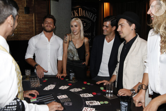 Klebber Toledo joga em cassino no hotel Fasano, no Rio ao lado de Di Ferrero, Ellen Jabour e Juliano Cazarré