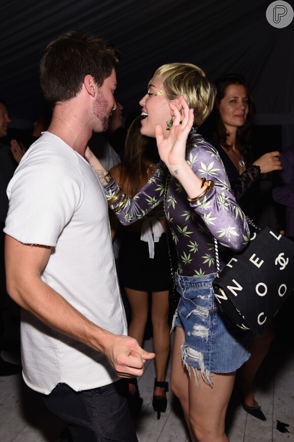'Eles não estão dando um tempo, eles terminaram para valer', disse uma fonte da revista 'People' sobre Miley Cyrus e Patrick Schwarzenegger